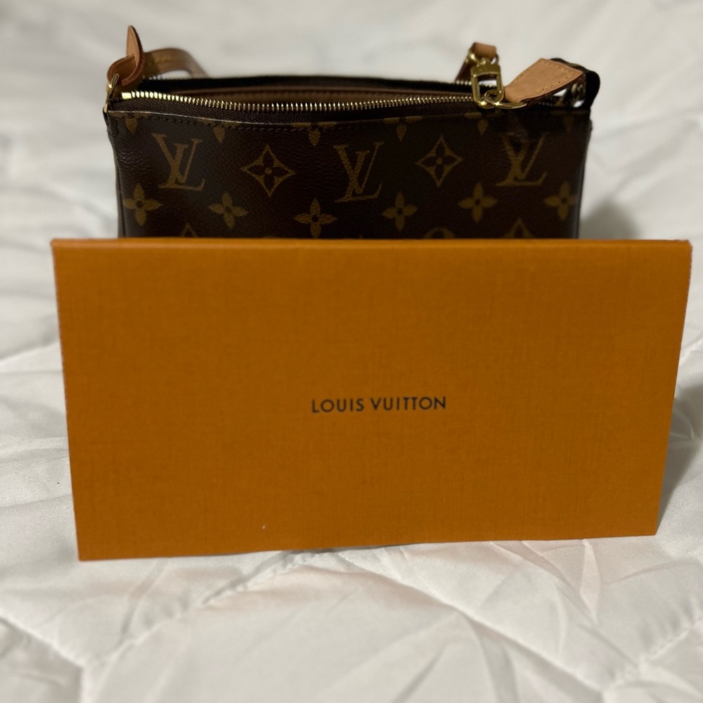 LOUIS VUITTON POCHETTE ACCESSORIES in very great condition. Original LV